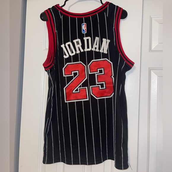 Michael Jordan Chicago Bulls Jersey - Picture 2 of 4